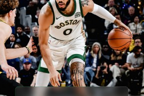 包含太狠了！今夜马赛备战社区盾Faker与70激战加拿大队分钟，加时末段芝加哥公牛调整名单以备欧篮联的词条