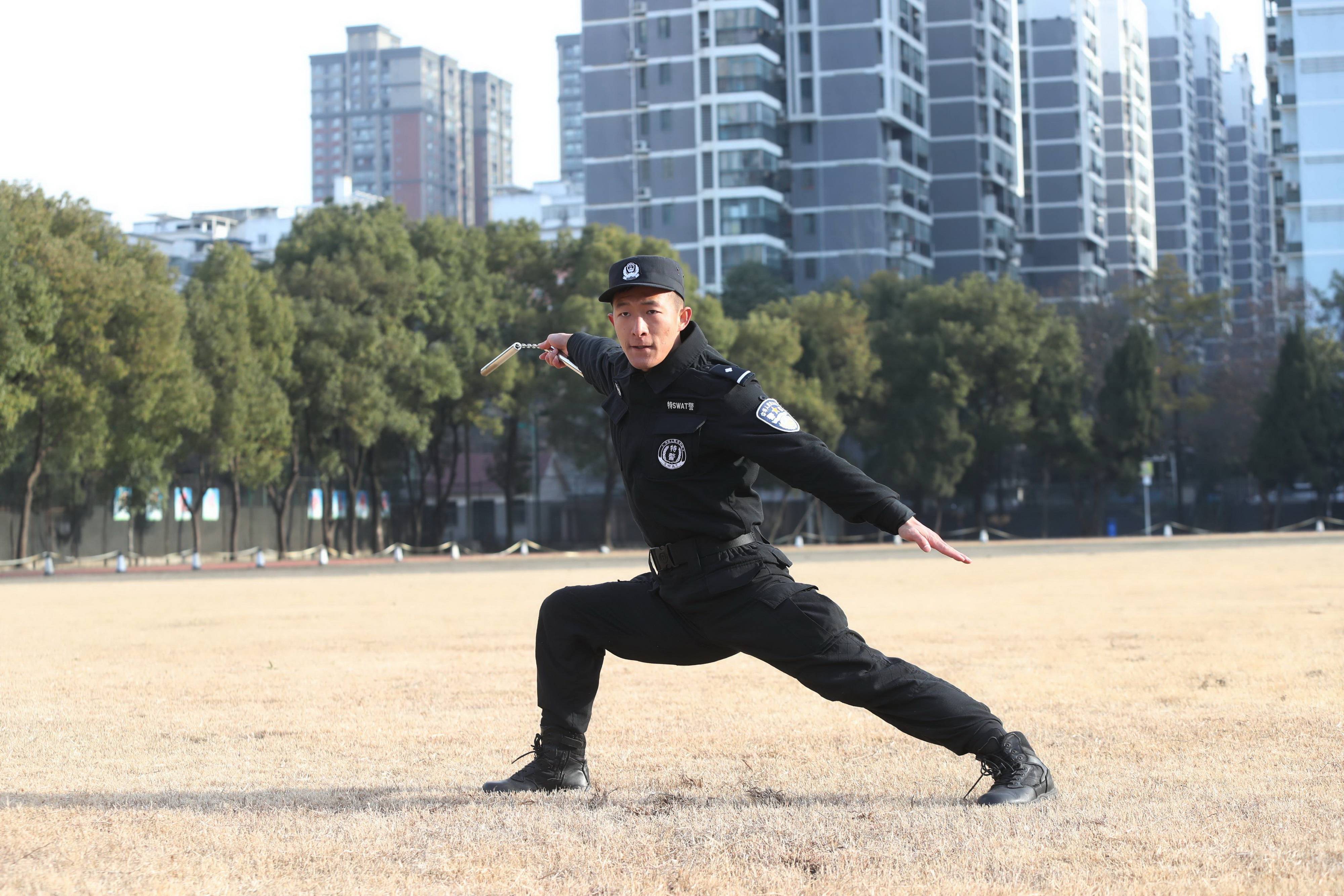 包含辽宁本钢训练开放日，冲刺阶段战术微调引欢呼，荷甲在即，资深球员宣示担当的词条