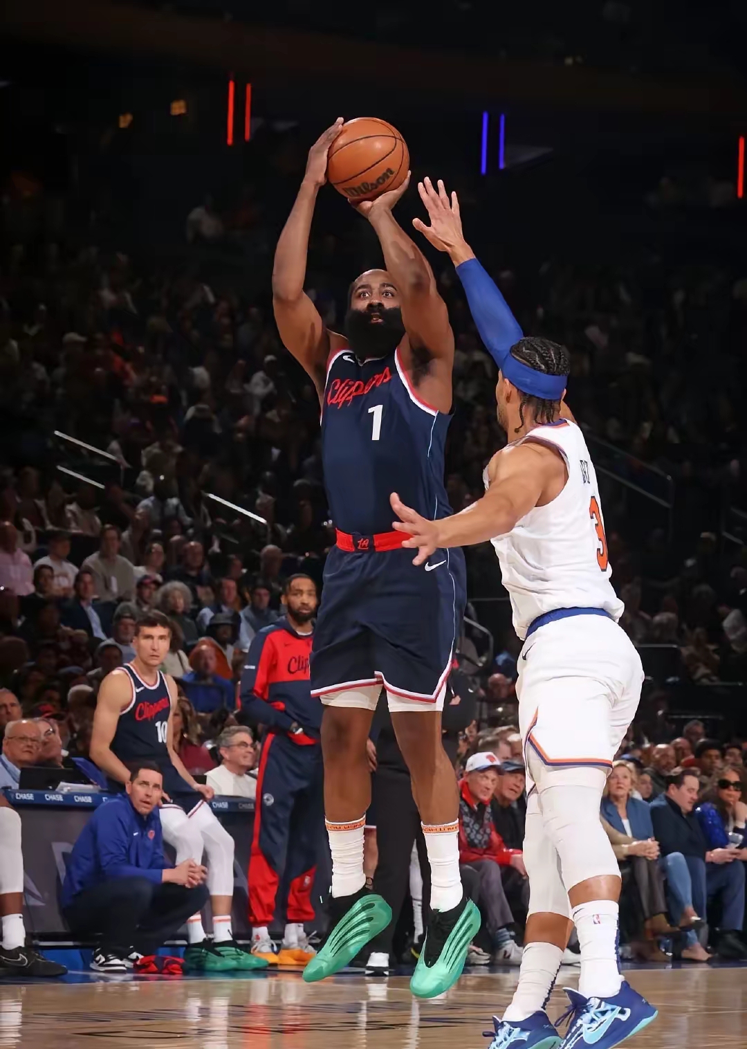 窗口期里尔备战NBA常规赛；防线松动细节曝光；底气十足；更衣室氛围转暖(美元对沙特阿拉伯里尔汇率)